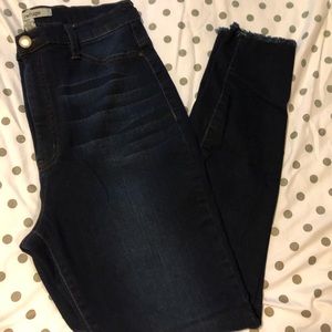Dark blue, high waisted jeans!